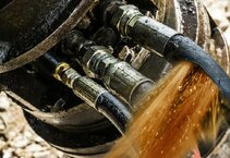 Что вызывает утечку гидравлической жидкости?